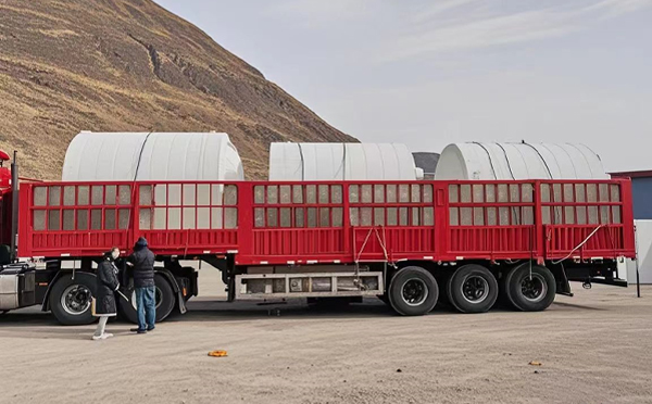 渭源塑料桶装车完毕准备运输中